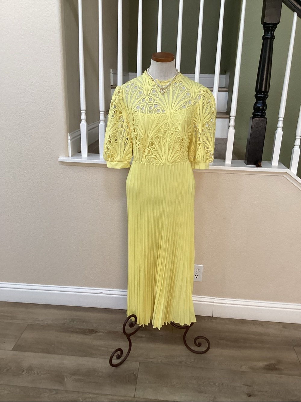 Elegant Yellow Lace Pleated Midi Dress (XL)